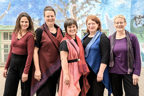5 Frauen stehen nebeneinander