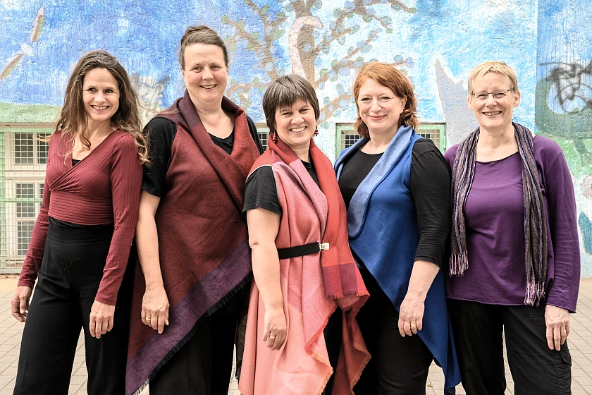 5 Frauen stehen nebeneinander