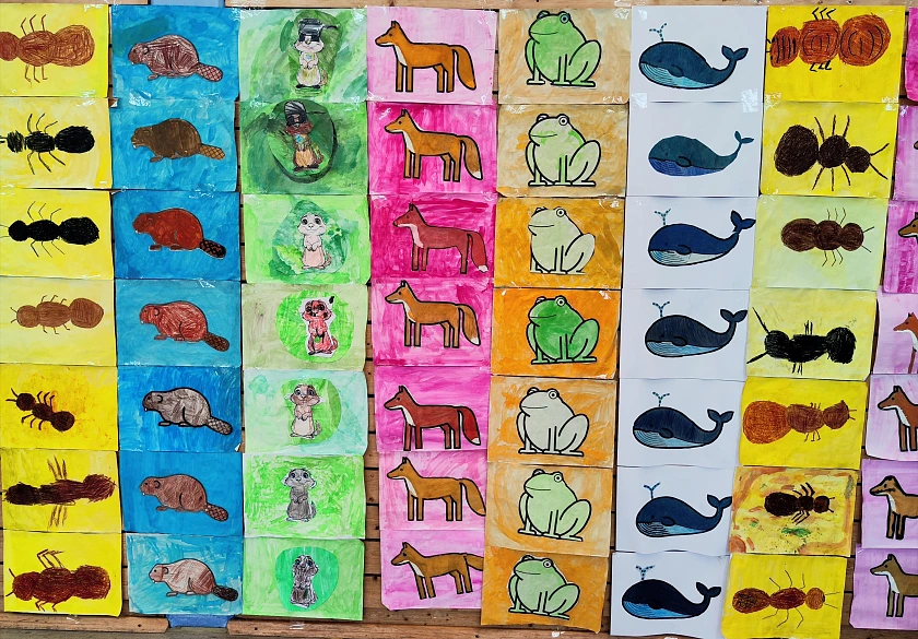 Eine aus vielen Kinderbildern zusammengesetzte, mehrfarbige Collage mit verschiedenen Tieren. 