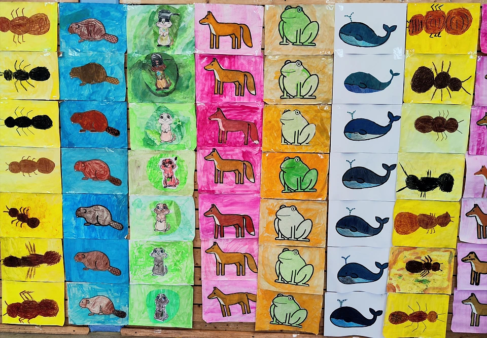 Eine aus vielen Kinderbildern zusammengesetzte, mehrfarbige Collage mit verschiedenen Tieren. 