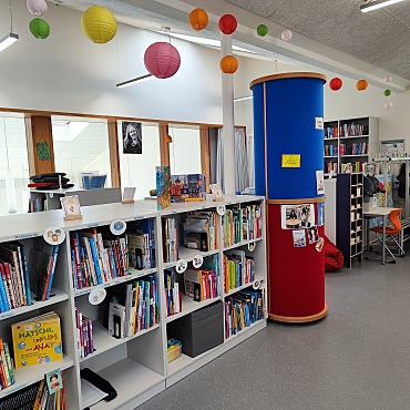 Unsere Bibliothek mit der Litfasssäule
