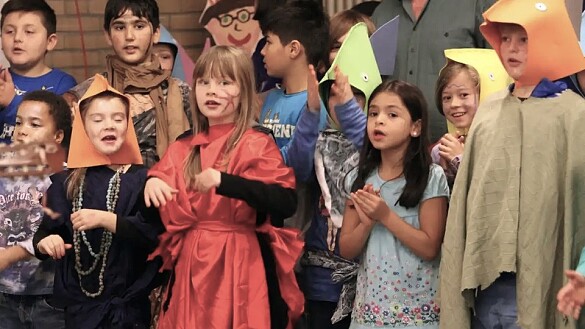 Verkleidete Kinder klatschen in die Hände