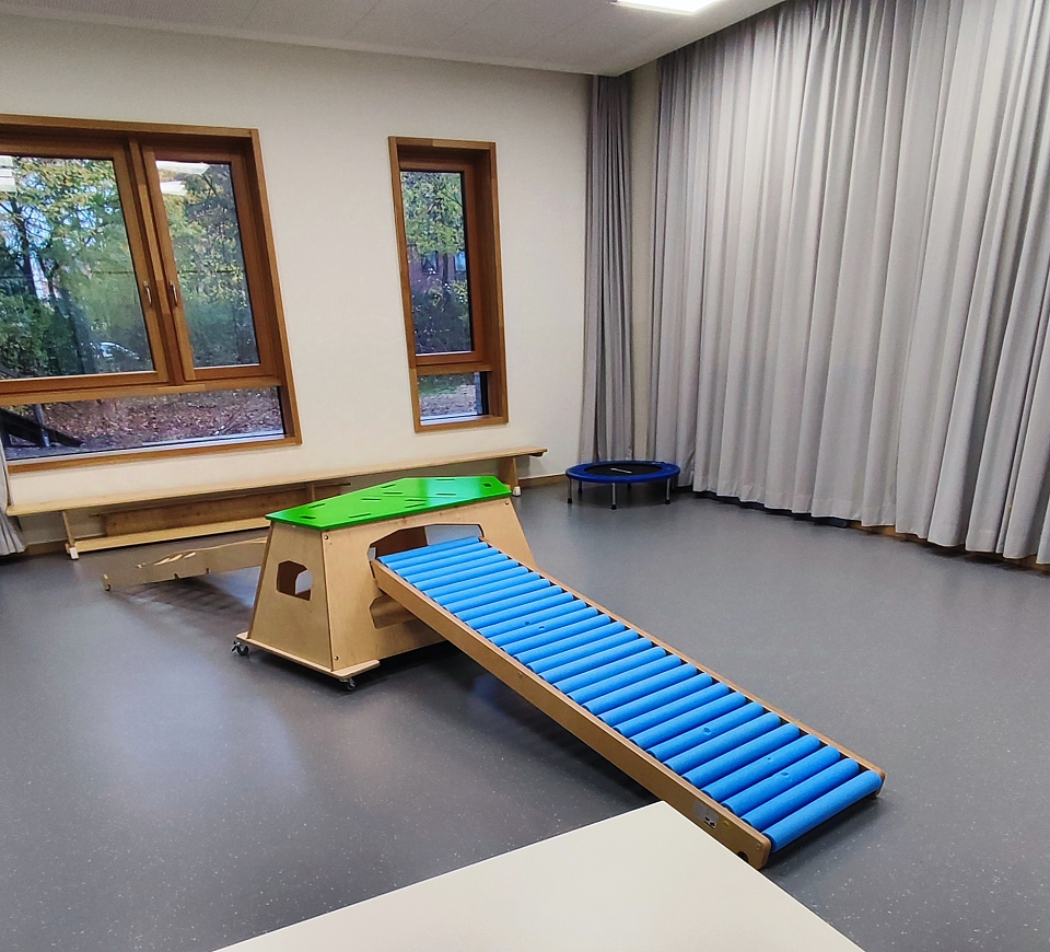 Holzrampe mit gr&uuml;nem Plateau und blauer Rampe