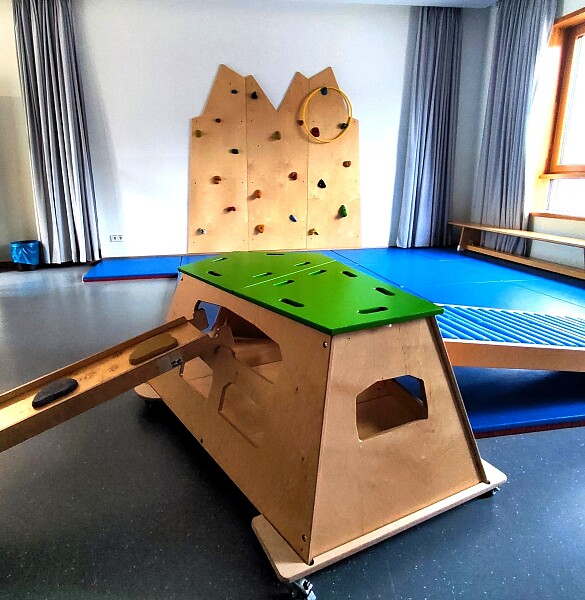 Psychomotorikraum mit blauen Bodenmatten, Kletterwürfel aus Holz