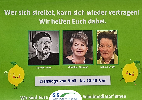 Ein Mann links, daneben 2 Frauen vor grünem Hintergrund