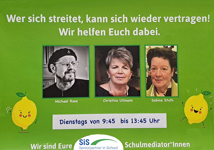 Ein Mann links, daneben 2 Frauen vor grünem Hintergrund