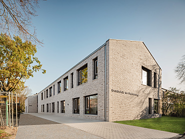 Neubau mit Schriftzug