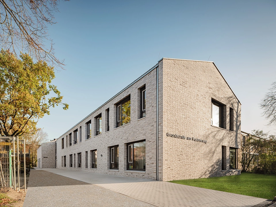 Neubau mit Schriftzug