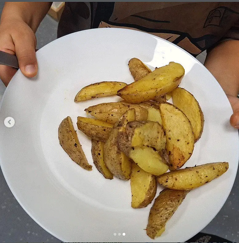 Kartoffelspelten auf einem Teller