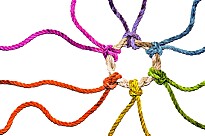 Bunte Kordeln sind zu einem Knoten gebunden